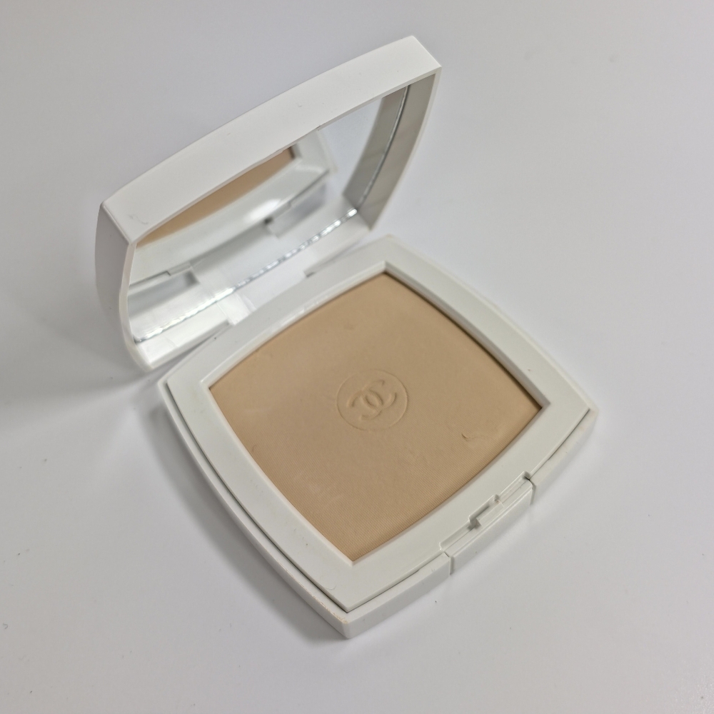 *read/swatched* CHANEL Le Blanc Brightening Compact Foundation Radiance 10 Beige